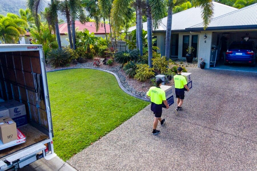 Cairns removalists moving boxes into the home